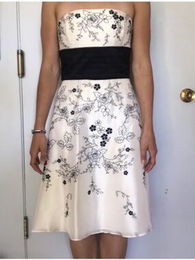 Y2K White House Black Market embroidered floral party dress!